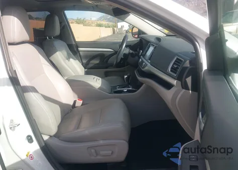 2018 Toyota Highlander Xle z USA, uszkodzony, nr VIN 5TDKZRFH3JS540070